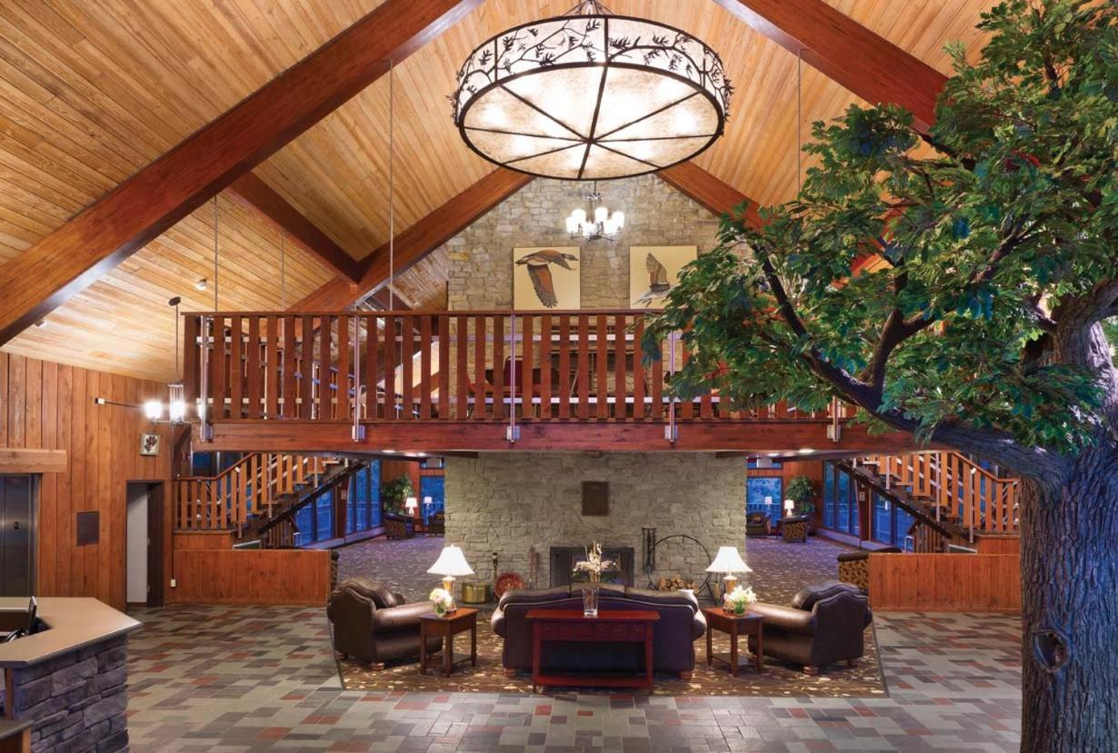 Burr Oak Lodge And Conference Center Glouster Exterior photo