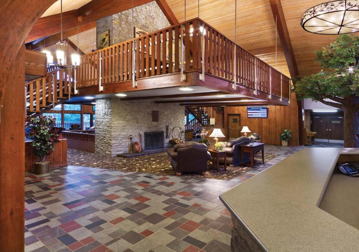 Burr Oak Lodge And Conference Center Glouster Exterior photo